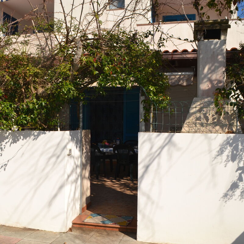 Linda: Building Exterior, Main Entrance