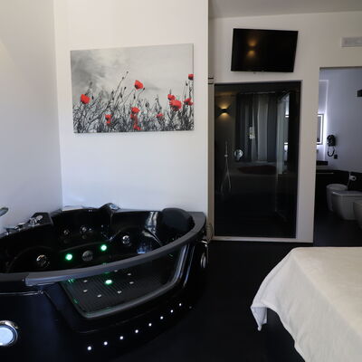 Suite Black & White Otranto: Luxury Retreat, Private Hot Tub Wifi & Ac: Benessere
