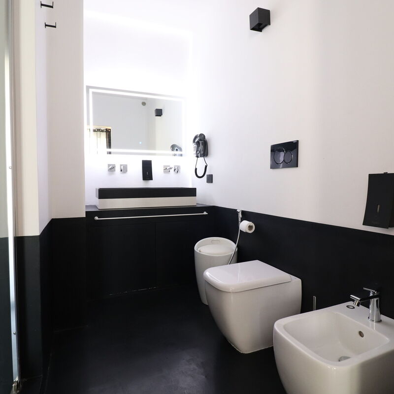 Suite Black & White Otranto: Luxury Retreat, Private Hot Tub Wifi & Ac: Bathroom