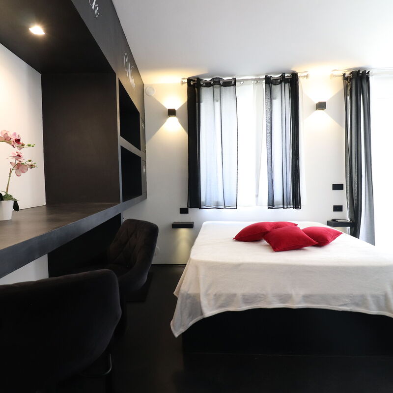 Suite Black & White Otranto: Luxury Retreat, Private Hot Tub Wifi & Ac: Bedroom