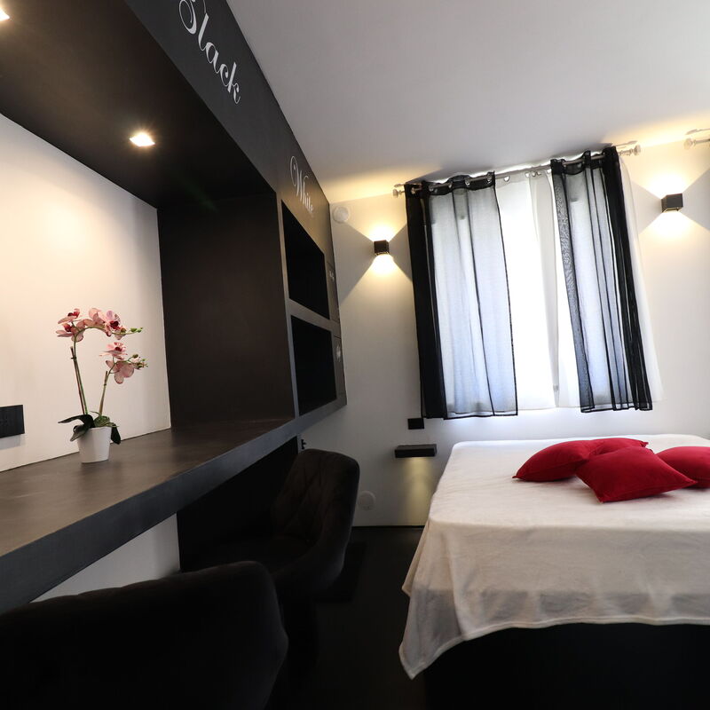 Suite Black & White Otranto: Luxury Retreat, Private Hot Tub Wifi & Ac: Living Room