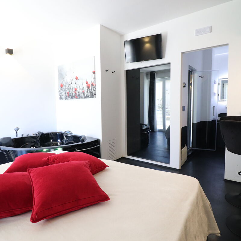 Suite Black & White Otranto: Luxury Retreat, Private Hot Tub Wifi & Ac: Living Room
