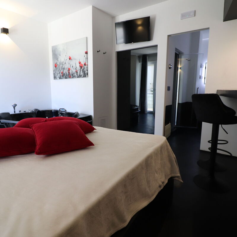 Suite Black & White Otranto: Luxury Retreat, Private Hot Tub Wifi & Ac: Bedroom