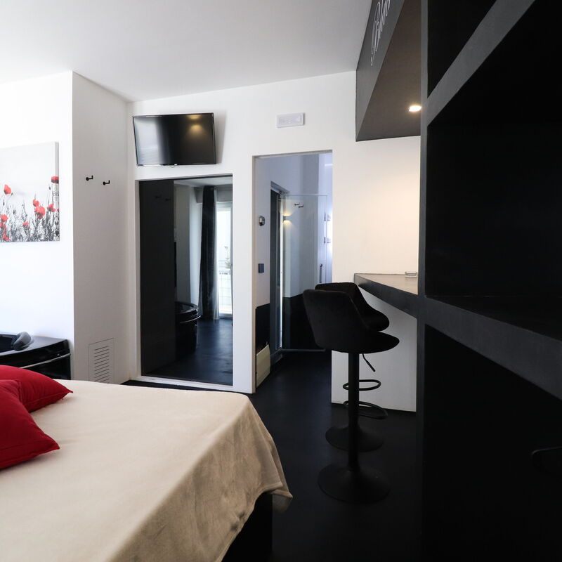 Suite Black & White Otranto: Luxury Retreat, Private Hot Tub Wifi & Ac: Living Room