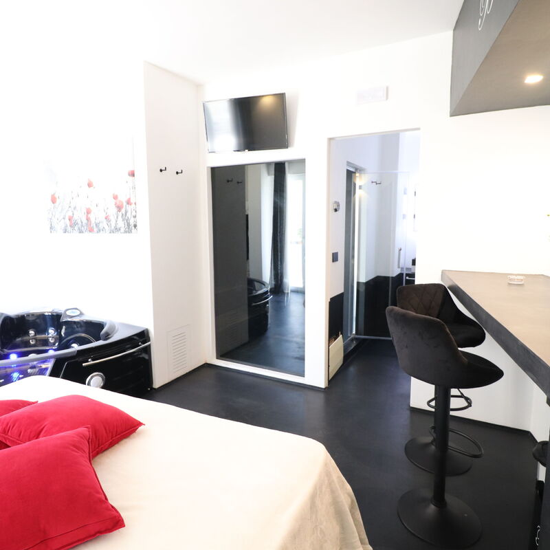 Suite Black & White Otranto: Luxury Retreat, Private Hot Tub Wifi & Ac: Living Room