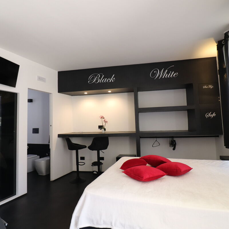 Suite Black & White Otranto: Luxury Retreat, Private Hot Tub Wifi & Ac: Bedroom, Pool