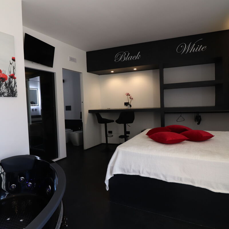 Suite Black & White Otranto: Luxury Retreat, Private Hot Tub Wifi & Ac: Bedroom