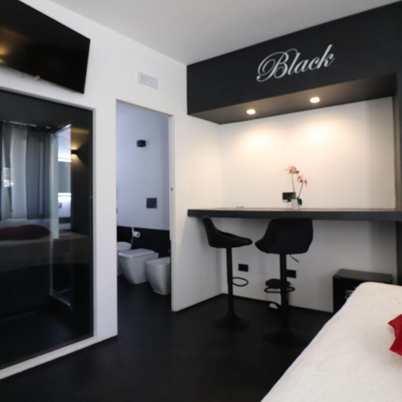 Suite Black & White Otranto: Luxury Retreat, Private Hot Tub Wifi & Ac: Living Room