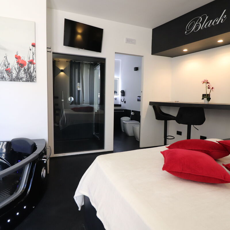 Suite Black & White Otranto: Luxury Retreat, Private Hot Tub Wifi & Ac: Bedroom, Pool
