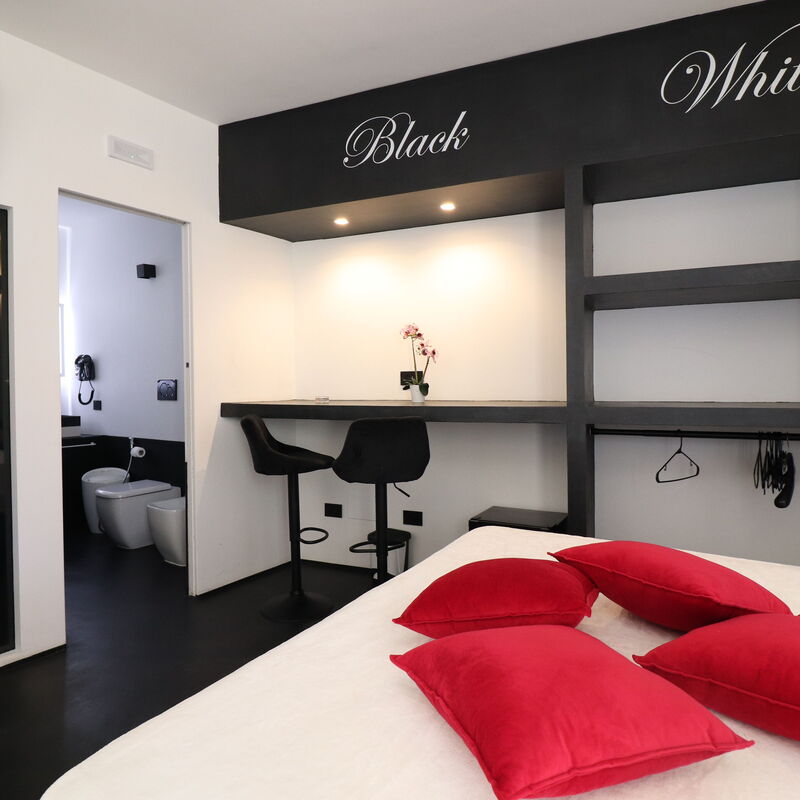 Suite Black & White Otranto: Luxury Retreat, Private Hot Tub Wifi & Ac: Bedroom