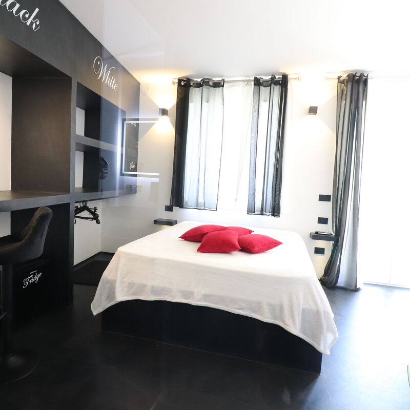 Suite Black & White Otranto: Luxury Retreat, Private Hot Tub Wifi & Ac: Bedroom