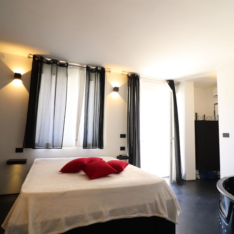 Suite Black & White Otranto: Luxury Retreat, Private Hot Tub Wifi & Ac: Living Room
