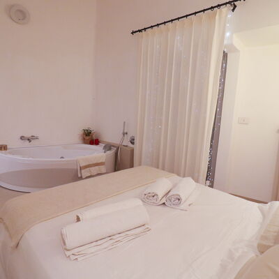 Bacchus: Historic Charming Home: Benessere, Camera da letto