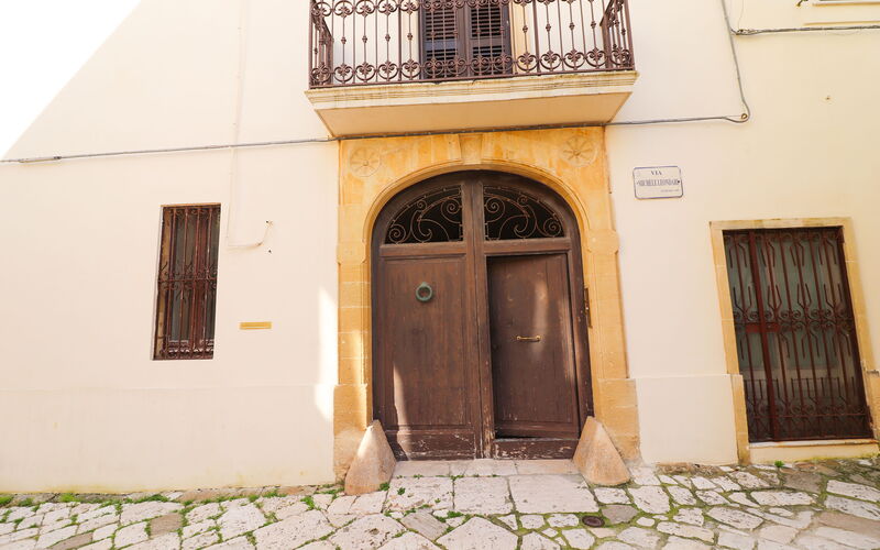 Penelope'S House Centro Storico: Building Exterior, Main Entrance