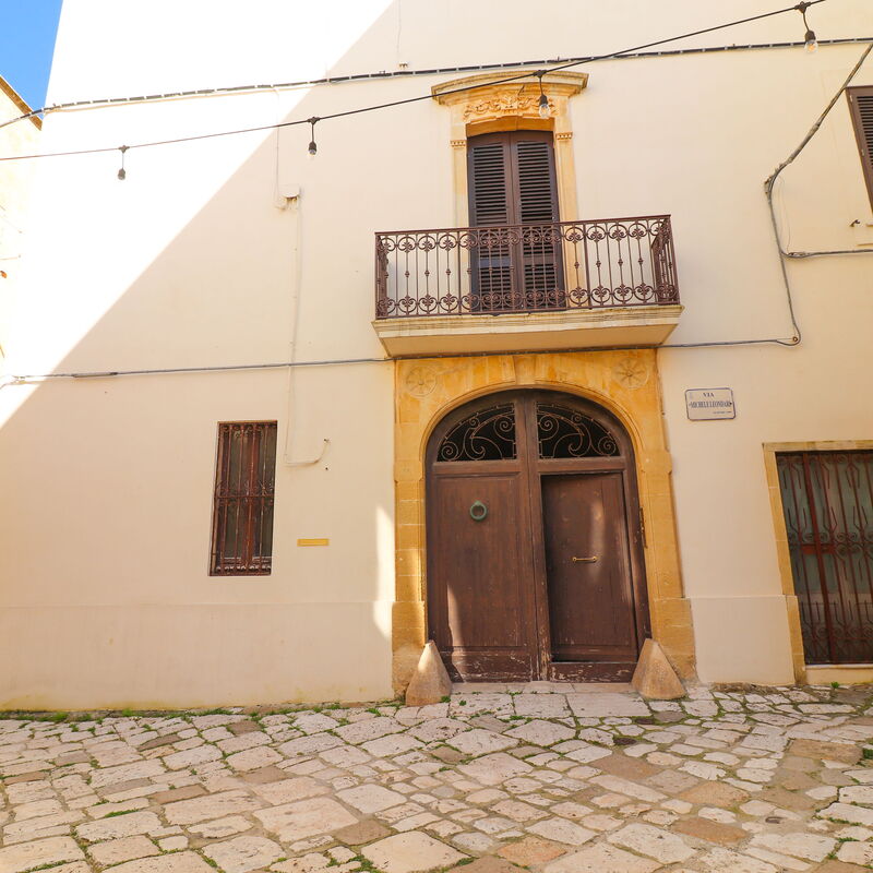 Penelope'S House Centro Storico: Building Exterior, Main Entrance