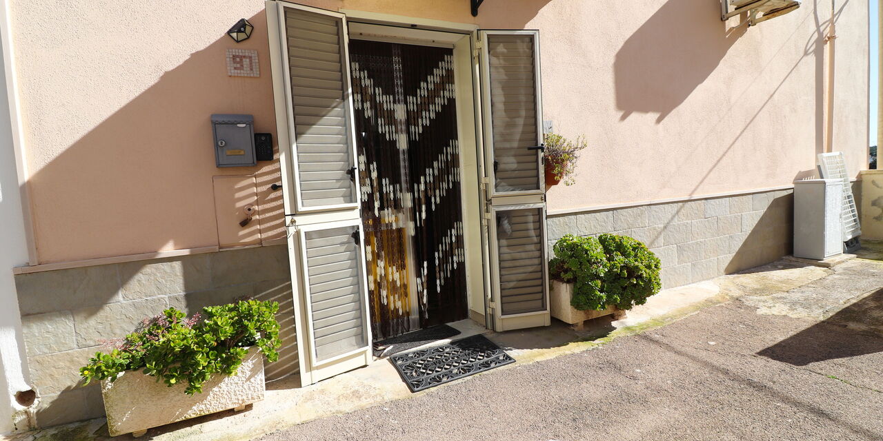 Kyma'S House: Building Exterior