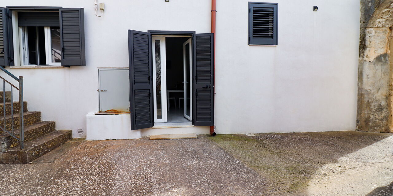 Elaia'S House Cannole: Building Exterior