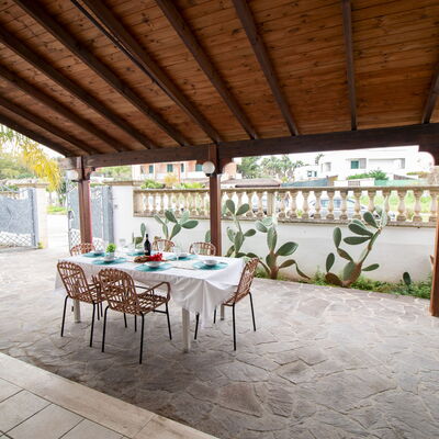 Elegante Villa Vittoria a Torre Dell'Orso: Building Exterior