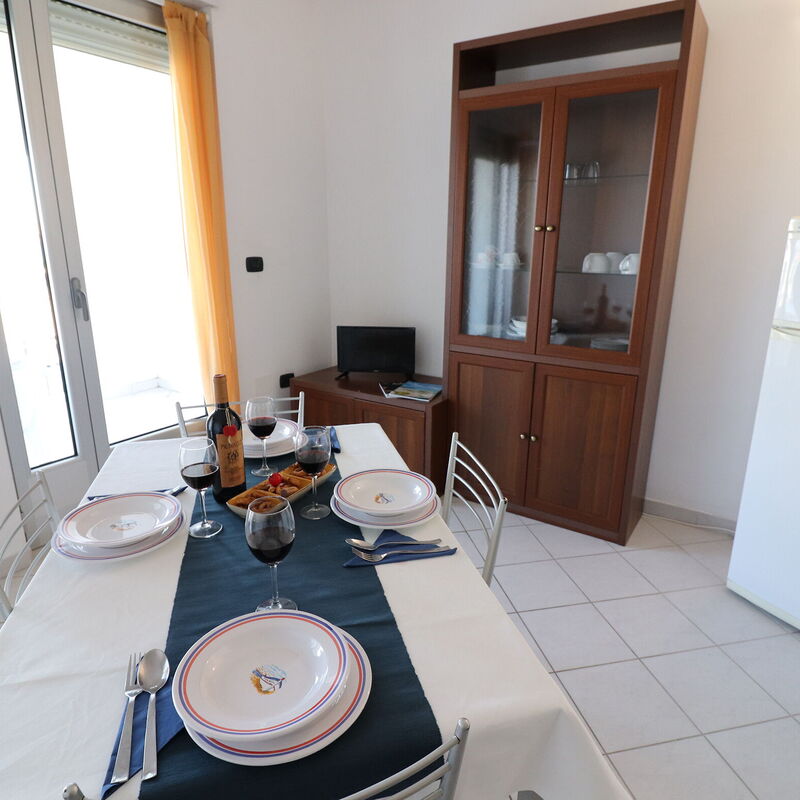 Vanessa: Dining Room, Living Room