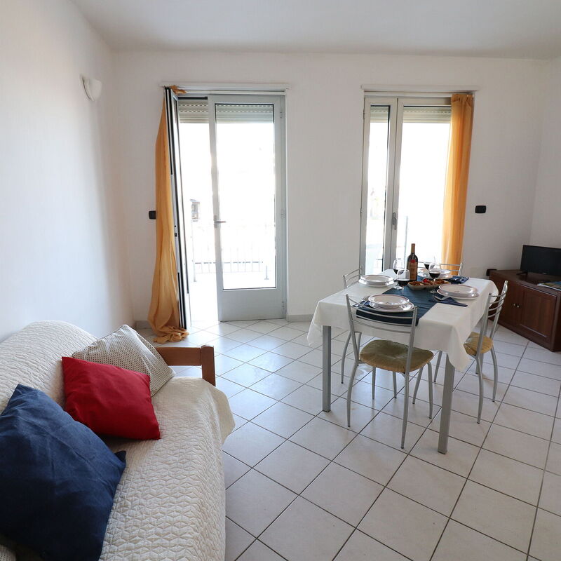 Vanessa: Dining Room, Living Room