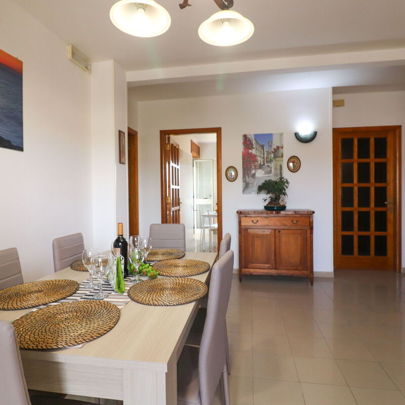 Calipso: Dining Room, Living Room