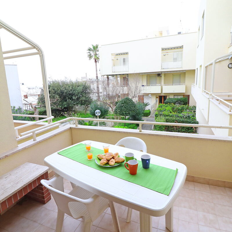 Nicole: Dining Room, Outdoor