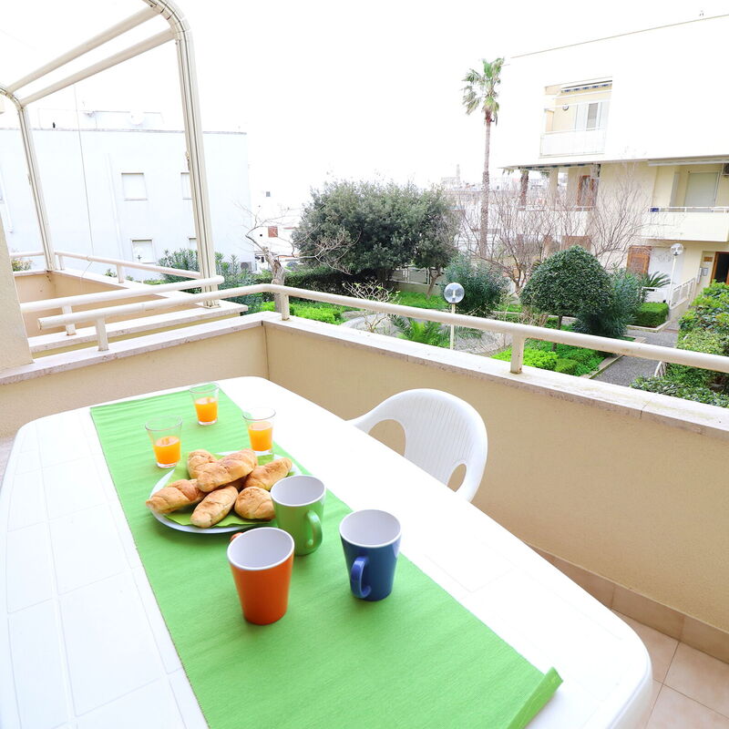 Nicole: Dining Room, Outdoor