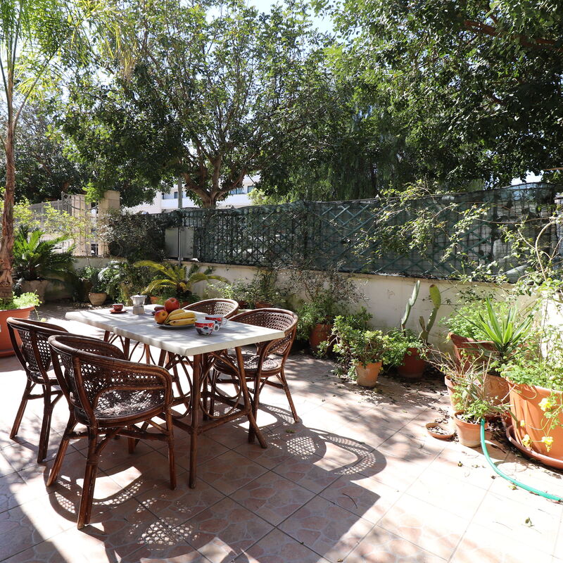 Laura: Dining Room, Outdoor