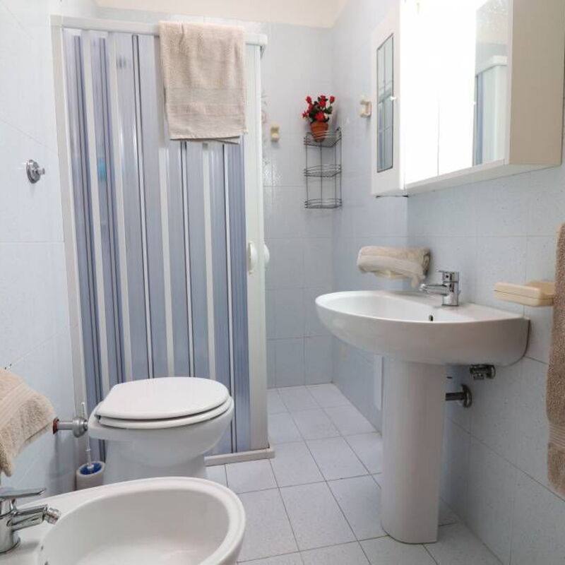 Ludovica: Bathroom