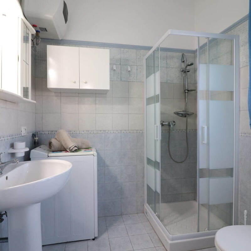 Lucia: Bathroom