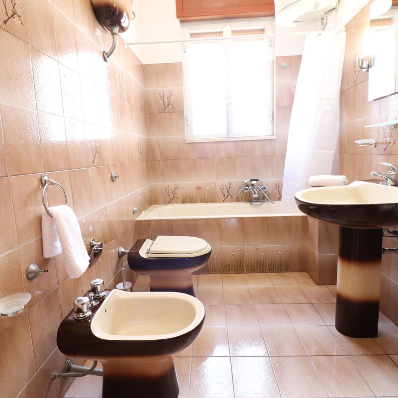 Isabel: Bathroom