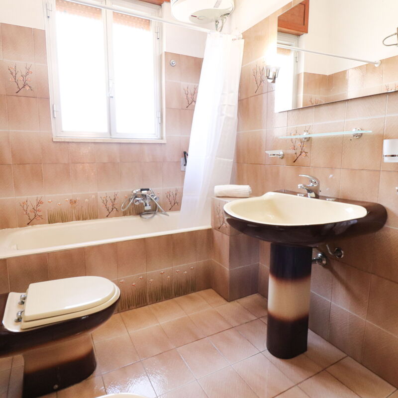 Isabel: Bathroom