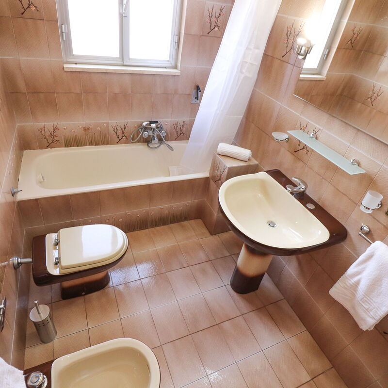 Isabel: Bathroom
