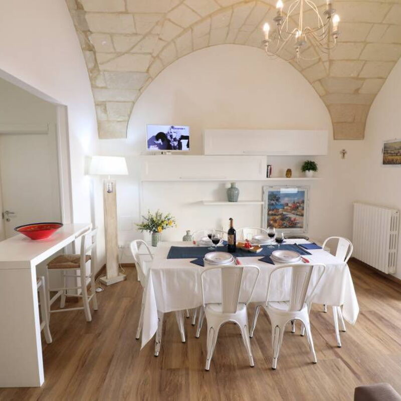 Glenda: Dining Room
