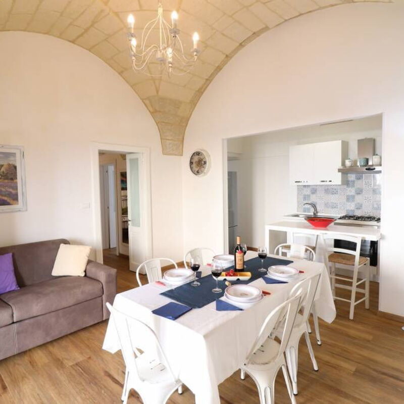 Glenda: Dining Room