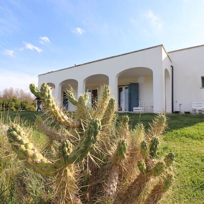Elegante Villa Casale 50: Building Exterior, Outdoor