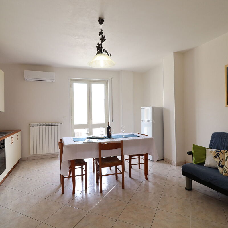 Marta: Dining Room