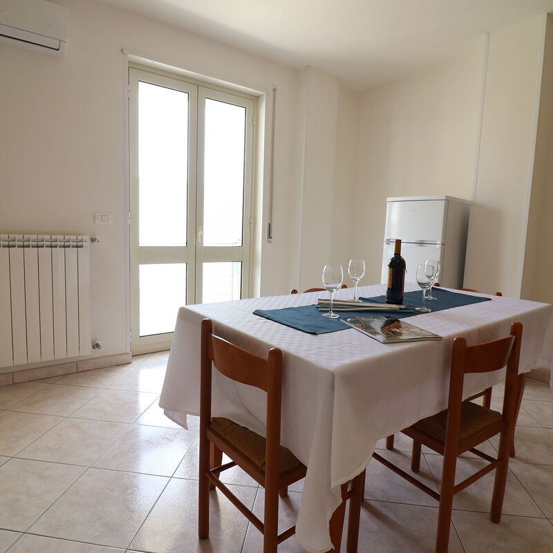 Marta: Dining Room