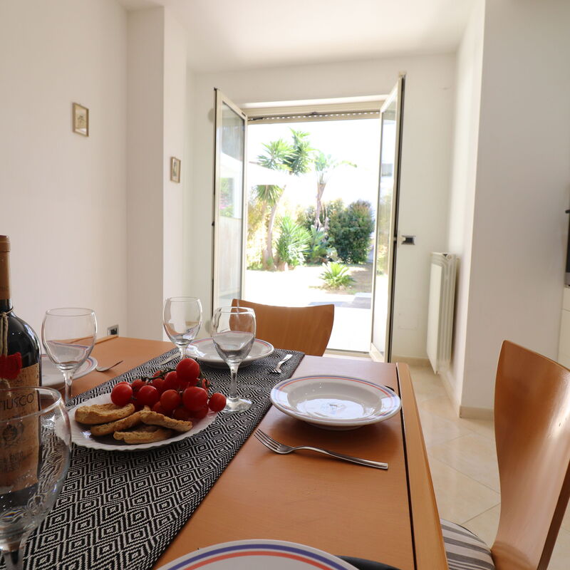 Iside: Dining Room, Kitchen